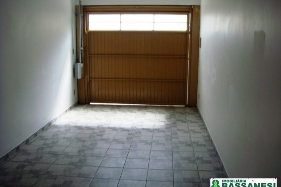 Sobrado com 110m², 3 dormitórios, 1 vaga, no bairro Vinhedos em Caxias do Sul para Alugar