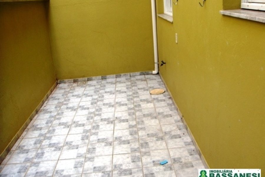 Sobrado com 110m², 3 dormitórios, 1 vaga, no bairro Vinhedos em Caxias do Sul para Alugar