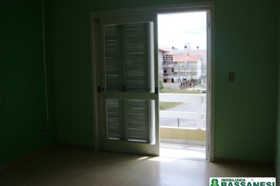 Sobrado com 110m², 3 dormitórios, 1 vaga, no bairro Vinhedos em Caxias do Sul para Alugar