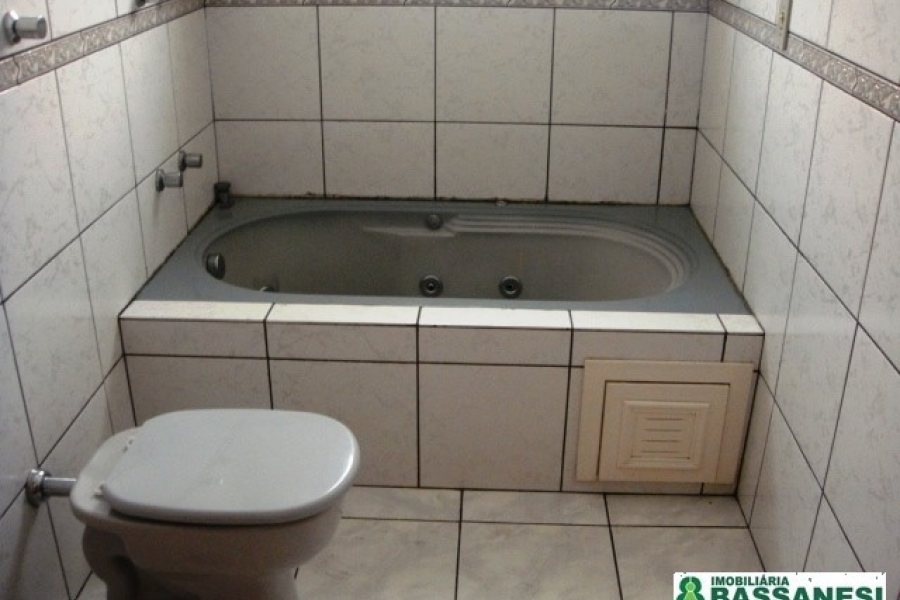 Sobrado com 110m², 3 dormitórios, 1 vaga, no bairro Vinhedos em Caxias do Sul para Alugar