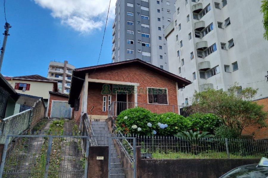 Casa com 112m², 3 dormitórios, 1 vaga, no bairro Panazzolo em Caxias do Sul para Comprar