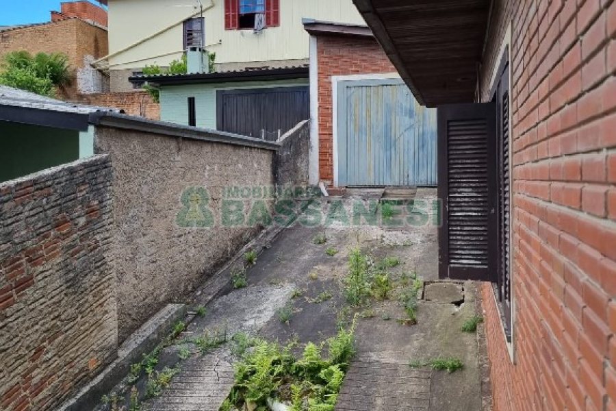 Casa com 112m², 3 dormitórios, 1 vaga, no bairro Panazzolo em Caxias do Sul para Comprar