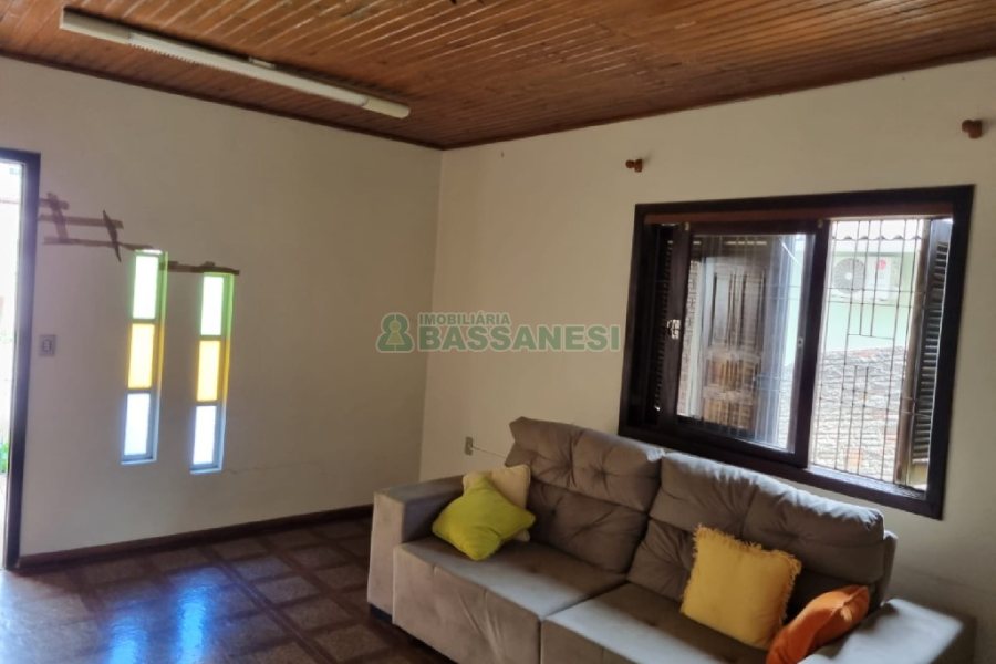 Casa com 112m², 3 dormitórios, 1 vaga, no bairro Panazzolo em Caxias do Sul para Comprar