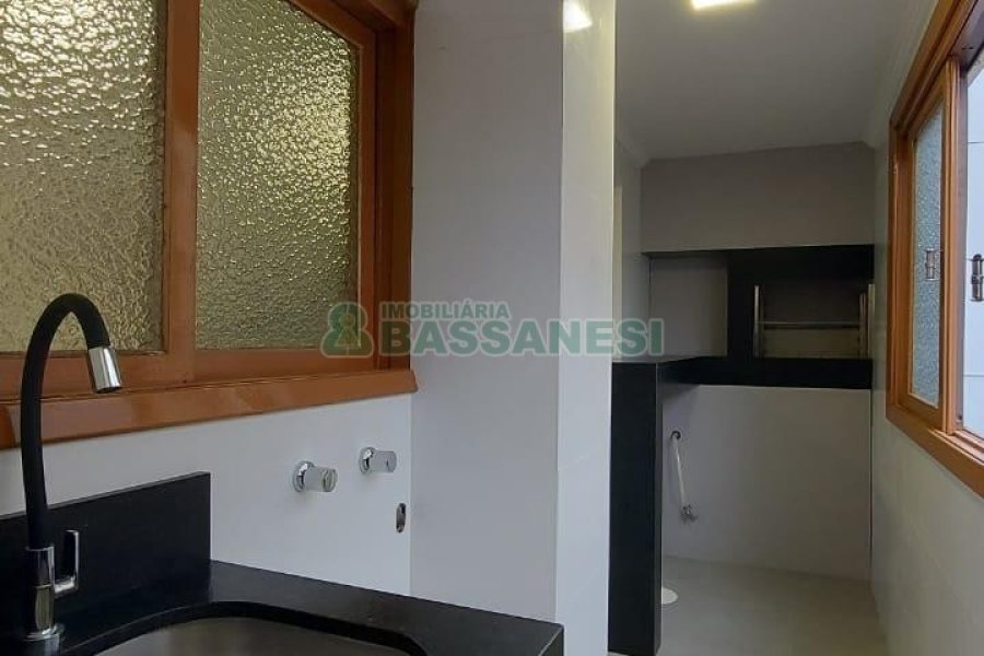Apartamento com 140m², 3 dormitórios, 1 vaga, no bairro Centro em Caxias do Sul para Alugar