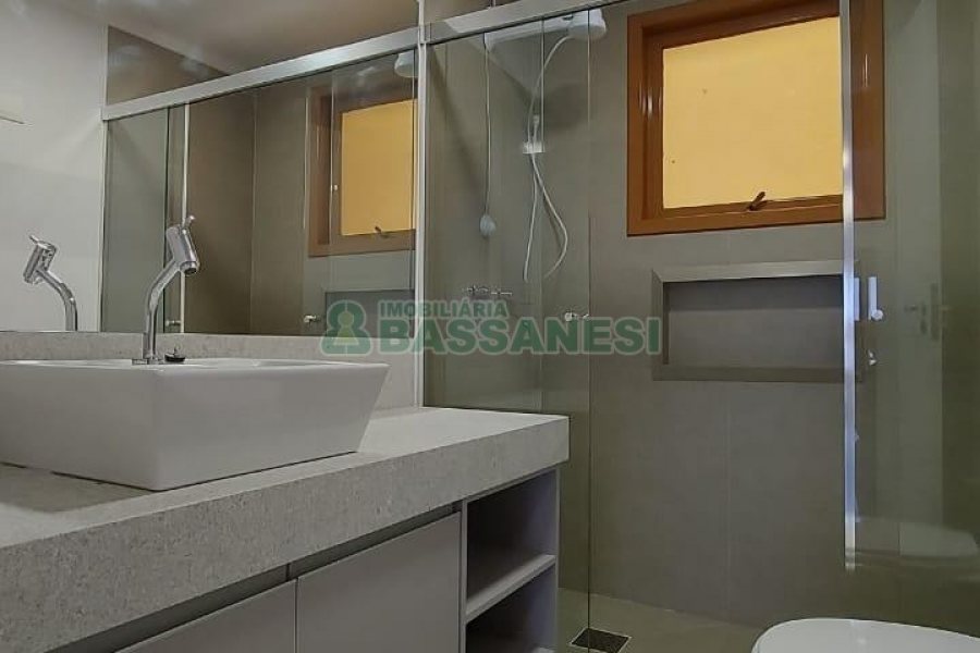 Apartamento com 140m², 3 dormitórios, 1 vaga, no bairro Centro em Caxias do Sul para Alugar
