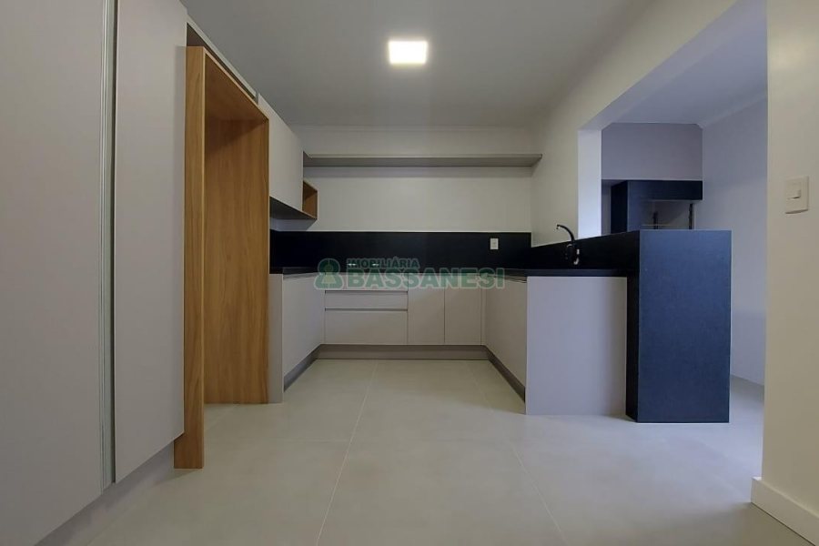 Apartamento com 140m², 3 dormitórios, 1 vaga, no bairro Centro em Caxias do Sul para Alugar