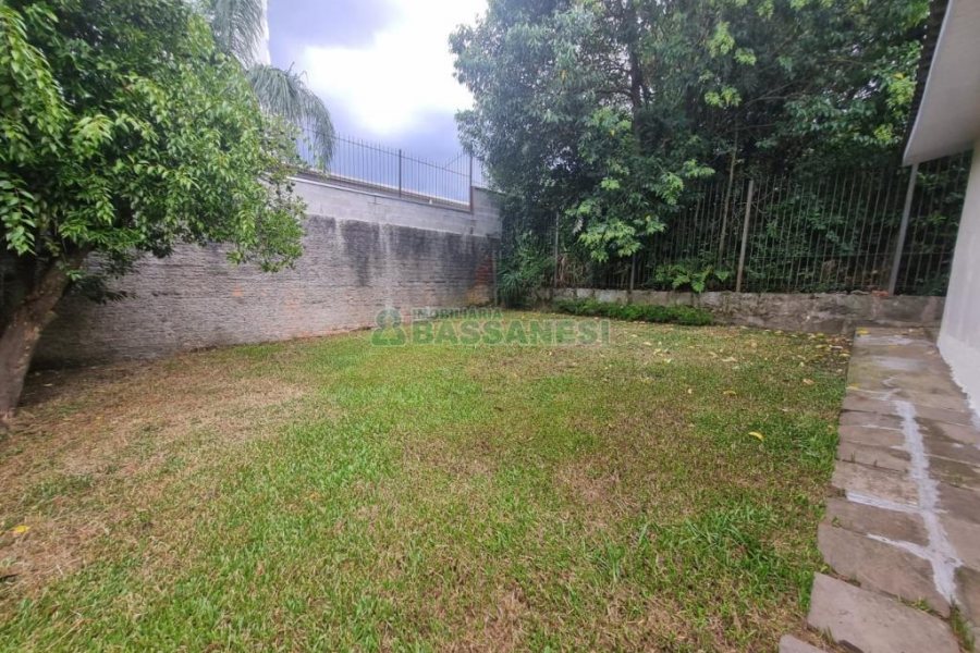 Casa Comercial com 100m², 2 dormitórios, 1 vaga, no bairro Panazzolo em Caxias do Sul para Alugar