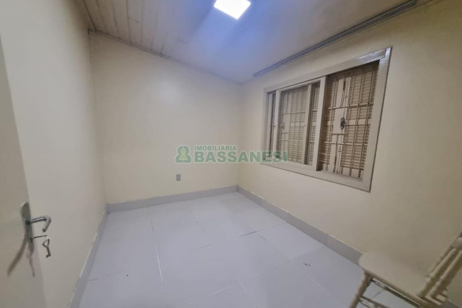 Casa Comercial com 100m², 2 dormitórios, 1 vaga, no bairro Panazzolo em Caxias do Sul para Alugar