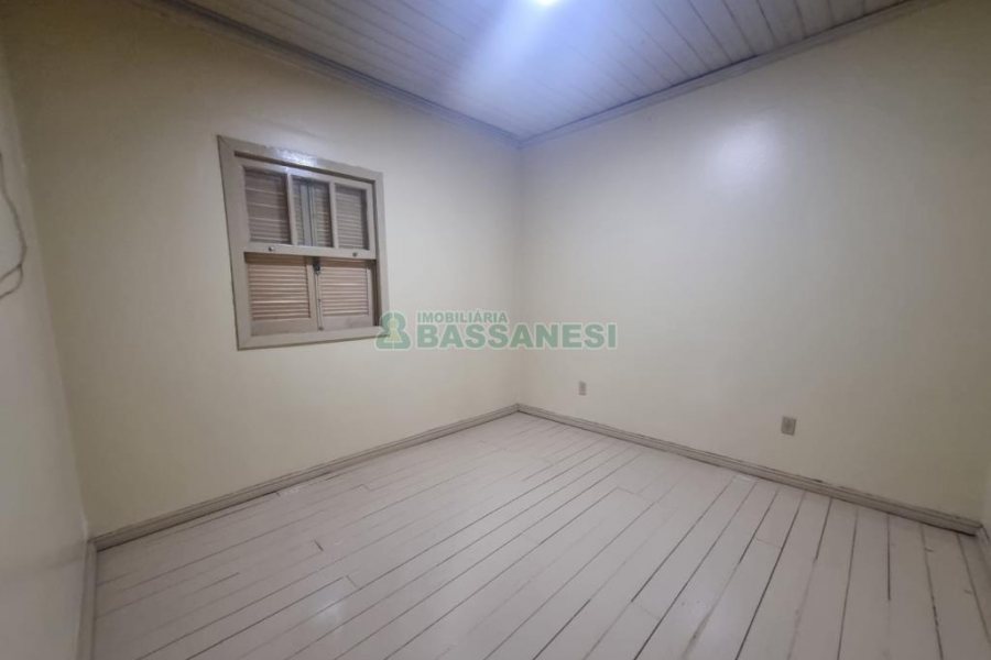 Casa Comercial com 100m², 2 dormitórios, 1 vaga, no bairro Panazzolo em Caxias do Sul para Alugar