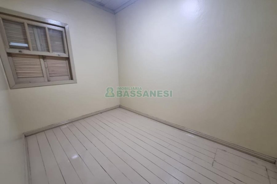 Casa Comercial com 100m², 2 dormitórios, 1 vaga, no bairro Panazzolo em Caxias do Sul para Alugar