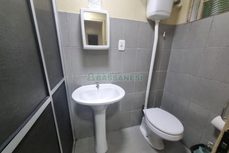 Casa Comercial com 100m², 2 dormitórios, 1 vaga, no bairro Panazzolo em Caxias do Sul para Alugar