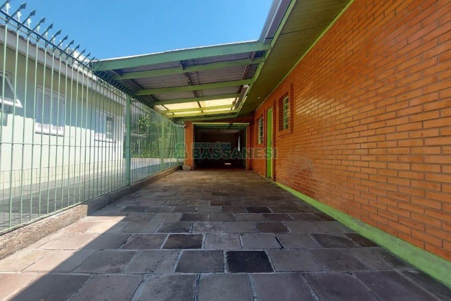 Casa com 88m², 3 dormitórios, 1 vaga, no bairro Fatima em Caxias do Sul para Alugar