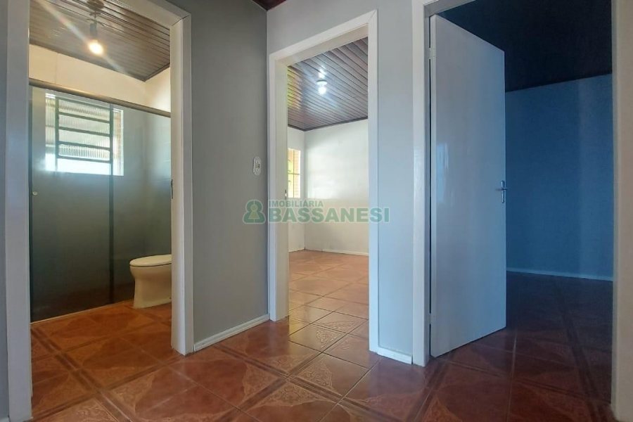 Casa com 88m², 3 dormitórios, 1 vaga, no bairro Fatima em Caxias do Sul para Alugar