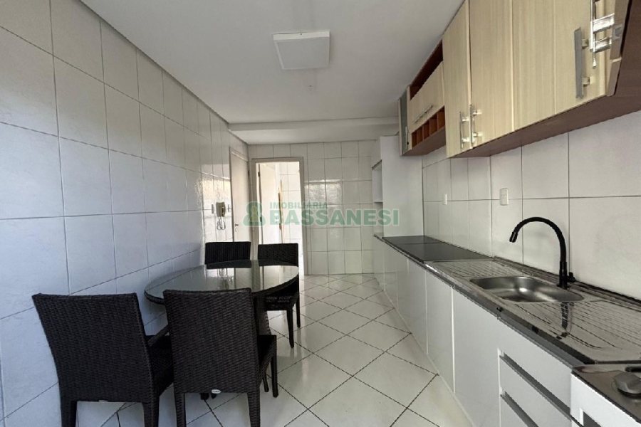 Apto Mobiliado com 82m², 2 dormitórios, 3 vagas, no bairro Petrópolis em Caxias do Sul para Alugar