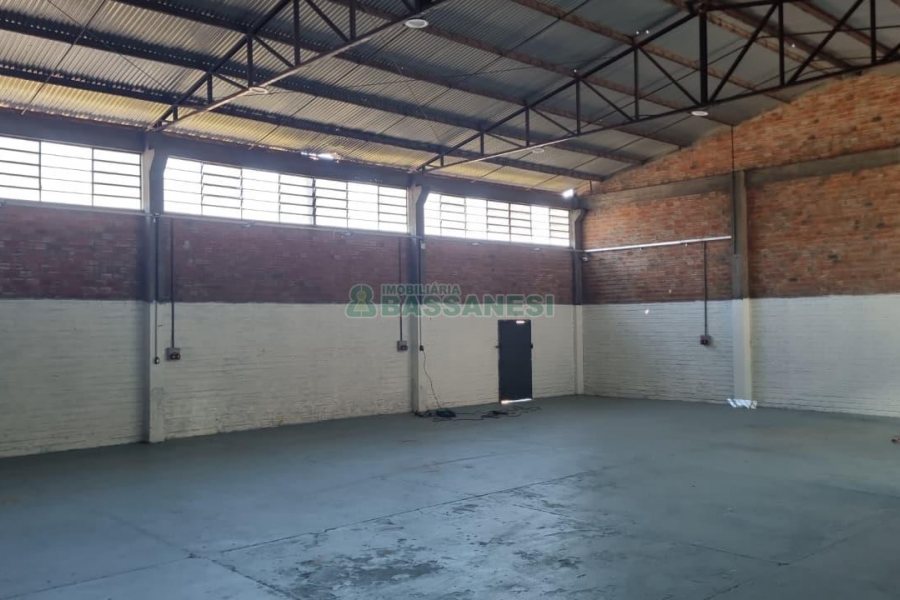 Pavilhão com 550m², no bairro Fatima em Caxias do Sul para Alugar