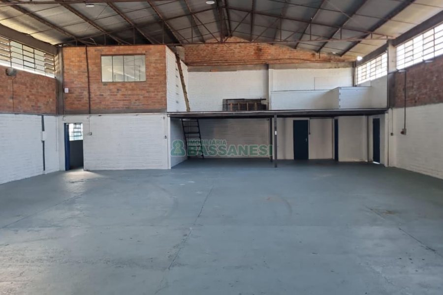 Pavilhão com 550m², no bairro Fatima em Caxias do Sul para Alugar