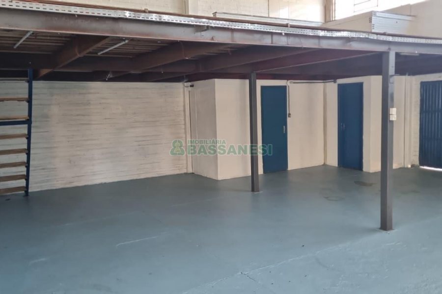 Pavilhão com 550m², no bairro Fatima em Caxias do Sul para Alugar