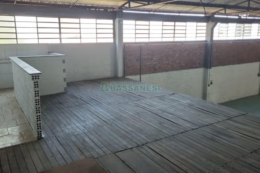 Pavilhão com 550m², no bairro Fatima em Caxias do Sul para Alugar