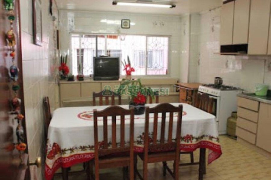 Casa Mobiliada com 600m², 11 dormitórios, 6 vagas, no bairro Salgado Filho em Caxias do Sul para Alugar