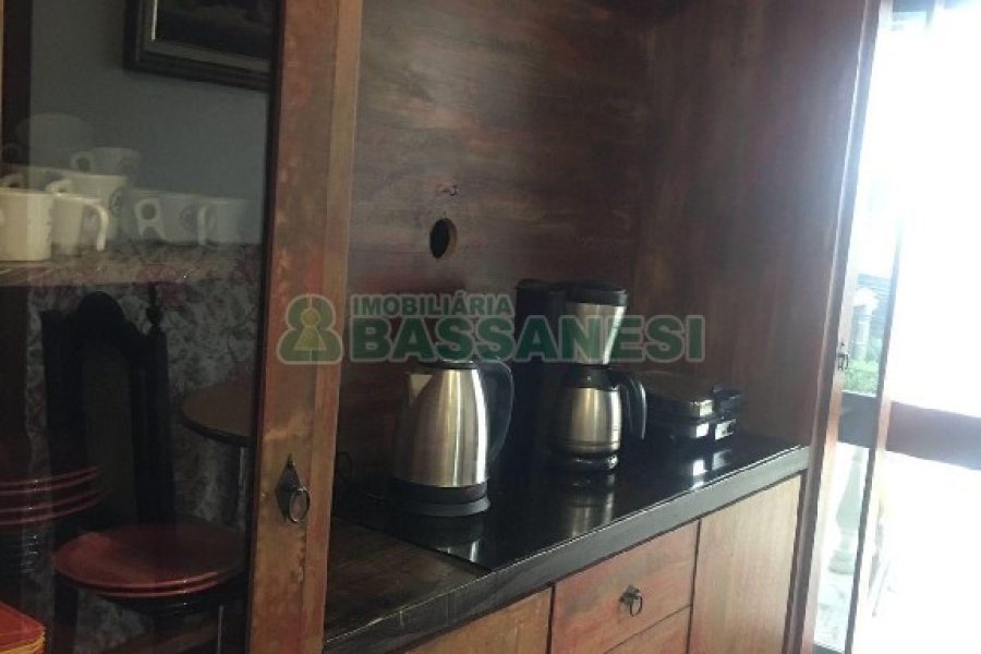 Casa Mobiliada com 600m², 11 dormitórios, 6 vagas, no bairro Salgado Filho em Caxias do Sul para Alugar