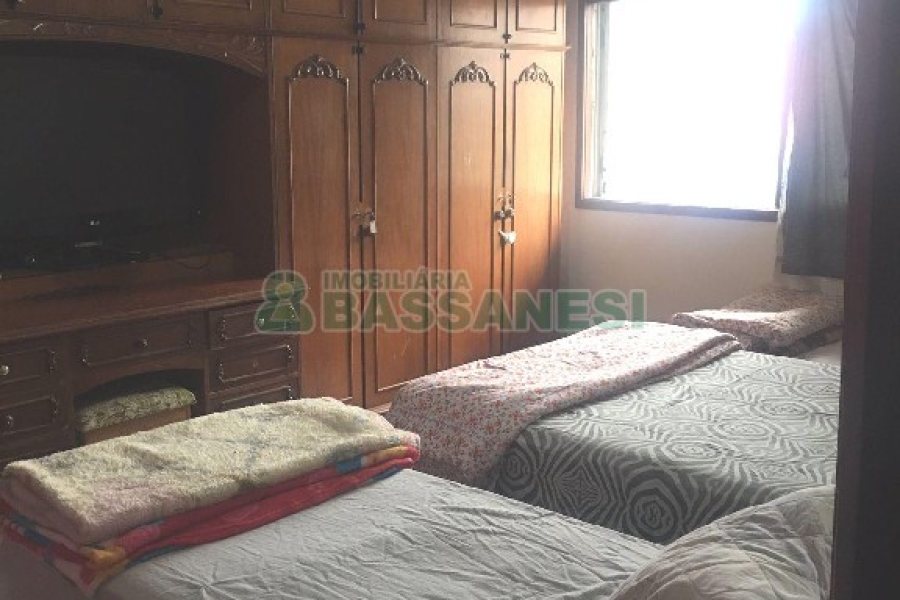 Casa Mobiliada com 600m², 11 dormitórios, 6 vagas, no bairro Salgado Filho em Caxias do Sul para Alugar