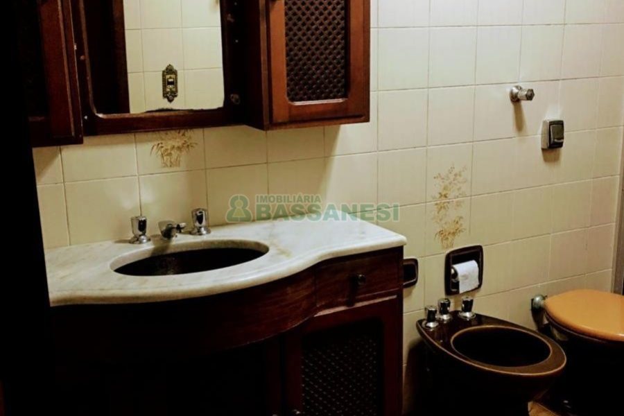 Casa Mobiliada com 600m², 11 dormitórios, 6 vagas, no bairro Salgado Filho em Caxias do Sul para Alugar