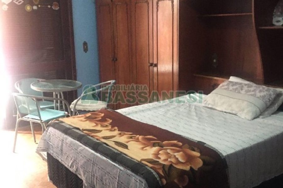 Casa Mobiliada com 600m², 11 dormitórios, 6 vagas, no bairro Salgado Filho em Caxias do Sul para Alugar