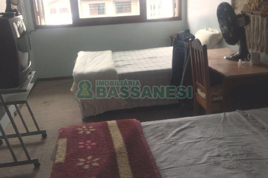 Casa Mobiliada com 600m², 11 dormitórios, 6 vagas, no bairro Salgado Filho em Caxias do Sul para Alugar