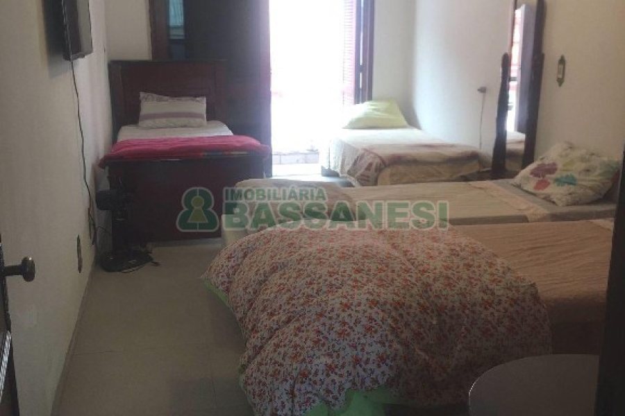 Casa Mobiliada com 600m², 11 dormitórios, 6 vagas, no bairro Salgado Filho em Caxias do Sul para Alugar