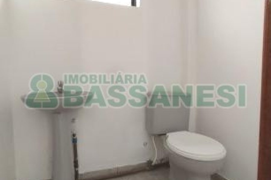 Loja com 190m², 2 vagas, no bairro Centro em Caxias do Sul para Comprar