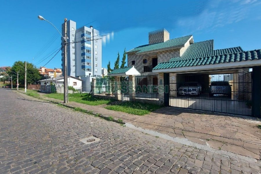 Casa Mobiliada com 318m², 4 dormitórios, 2 vagas, no bairro Sagrada Família em Caxias do Sul para Alugar