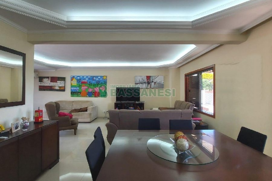 Casa Mobiliada com 318m², 4 dormitórios, 2 vagas, no bairro Sagrada Família em Caxias do Sul para Alugar