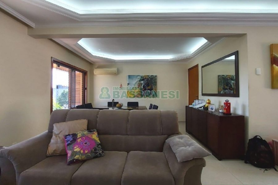 Casa Mobiliada com 318m², 4 dormitórios, 2 vagas, no bairro Sagrada Família em Caxias do Sul para Alugar