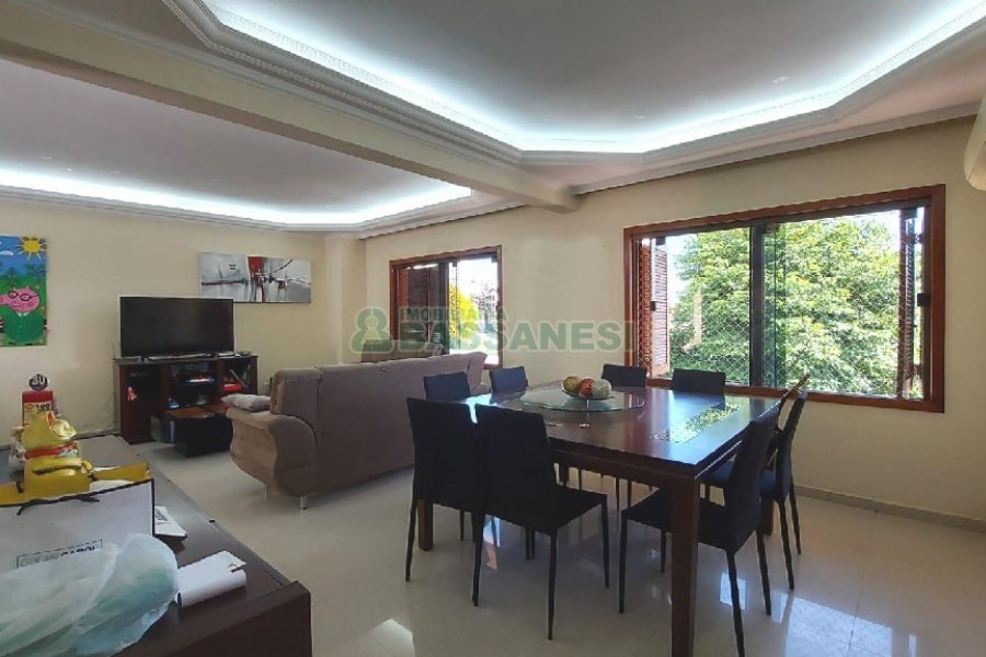 Casa Mobiliada com 318m², 4 dormitórios, 2 vagas, no bairro Sagrada Família em Caxias do Sul para Alugar