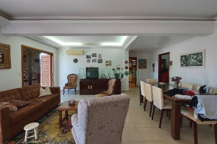 Casa Mobiliada com 318m², 4 dormitórios, 2 vagas, no bairro Sagrada Família em Caxias do Sul para Alugar