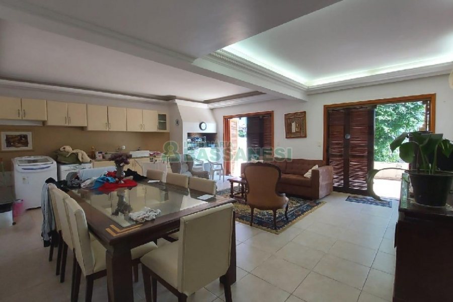 Casa Mobiliada com 318m², 4 dormitórios, 2 vagas, no bairro Sagrada Família em Caxias do Sul para Alugar