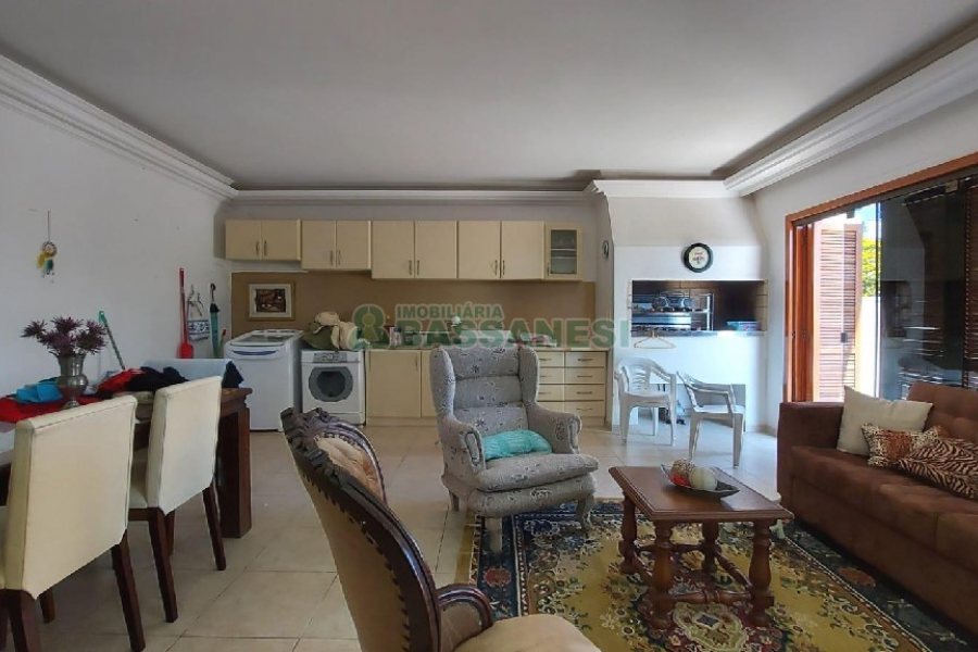 Casa Mobiliada com 318m², 4 dormitórios, 2 vagas, no bairro Sagrada Família em Caxias do Sul para Alugar