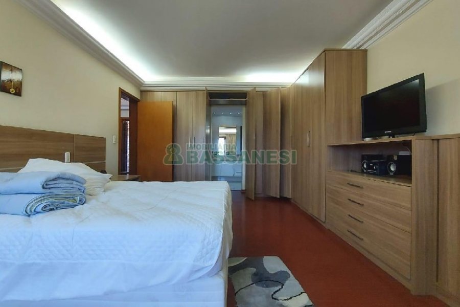 Casa Mobiliada com 318m², 4 dormitórios, 2 vagas, no bairro Sagrada Família em Caxias do Sul para Alugar