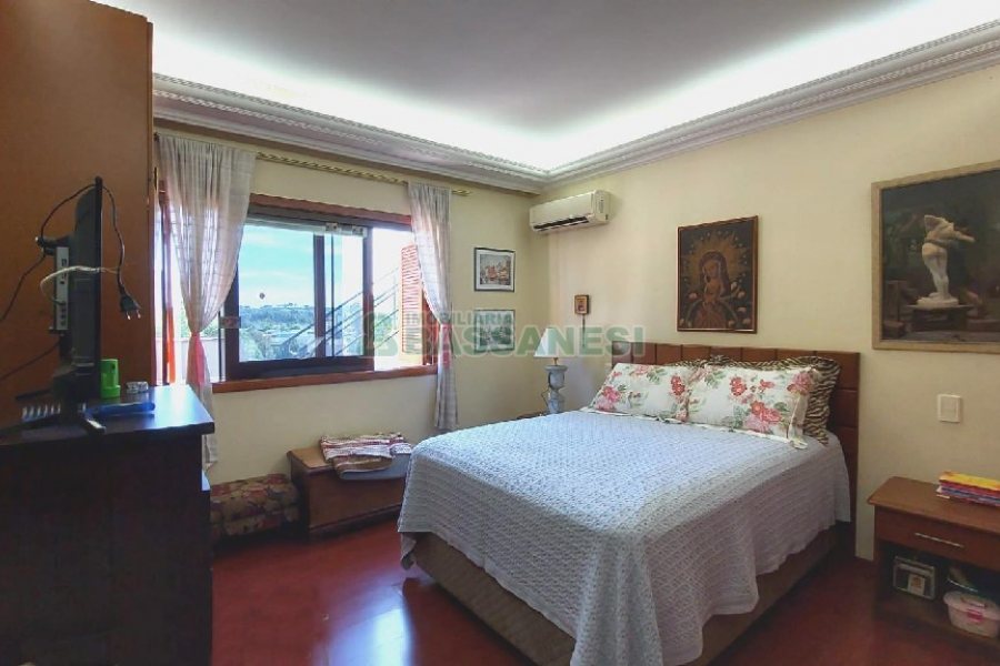 Casa Mobiliada com 318m², 4 dormitórios, 2 vagas, no bairro Sagrada Família em Caxias do Sul para Alugar