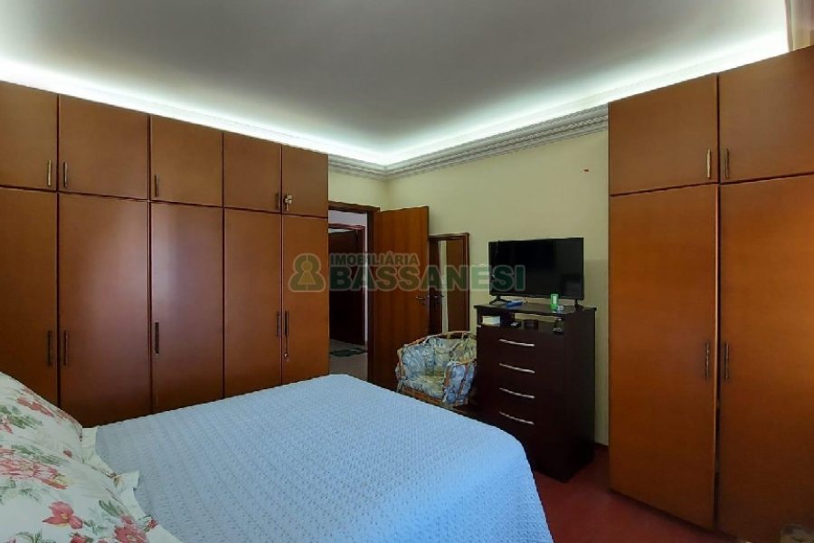 Casa Mobiliada com 318m², 4 dormitórios, 2 vagas, no bairro Sagrada Família em Caxias do Sul para Alugar