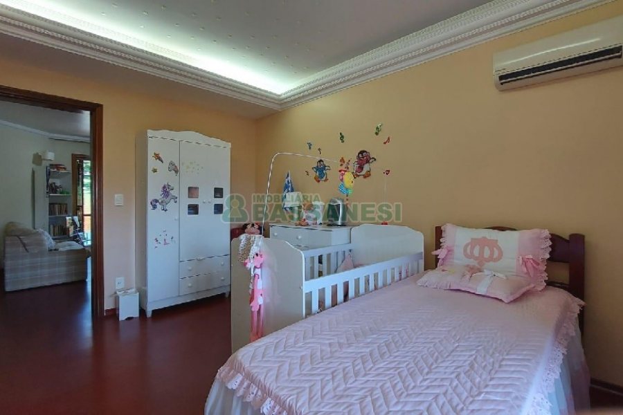Casa Mobiliada com 318m², 4 dormitórios, 2 vagas, no bairro Sagrada Família em Caxias do Sul para Alugar