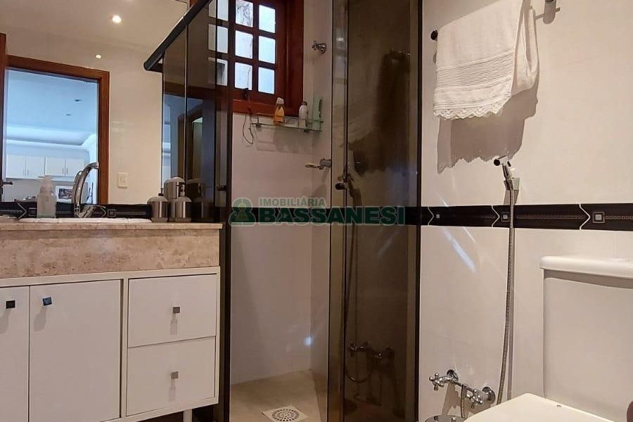 Casa Mobiliada com 318m², 4 dormitórios, 2 vagas, no bairro Sagrada Família em Caxias do Sul para Alugar
