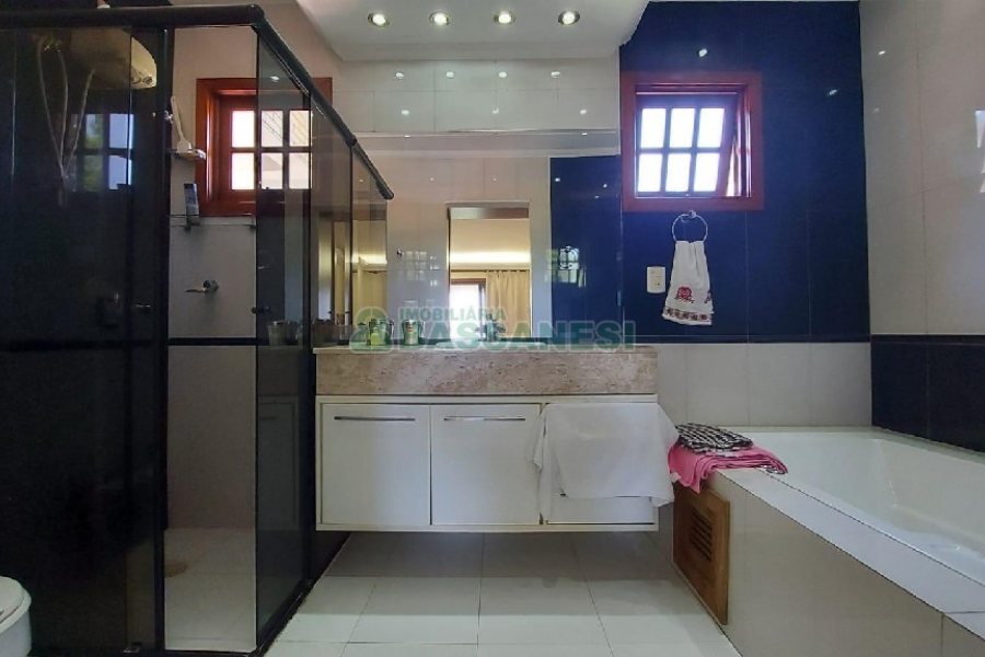Casa Mobiliada com 318m², 4 dormitórios, 2 vagas, no bairro Sagrada Família em Caxias do Sul para Alugar