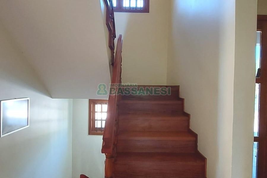 Casa Mobiliada com 318m², 4 dormitórios, 2 vagas, no bairro Sagrada Família em Caxias do Sul para Alugar