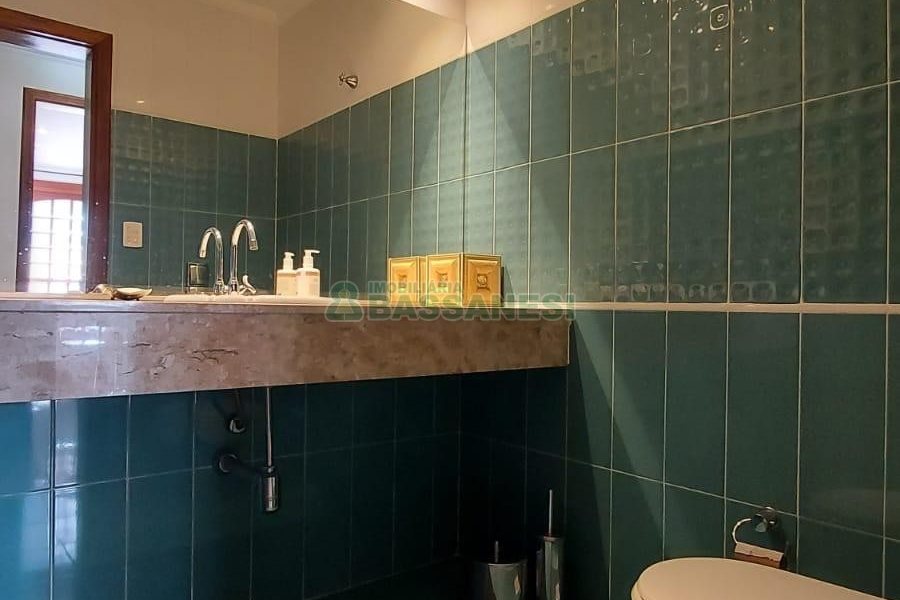 Casa Mobiliada com 318m², 4 dormitórios, 2 vagas, no bairro Sagrada Família em Caxias do Sul para Alugar