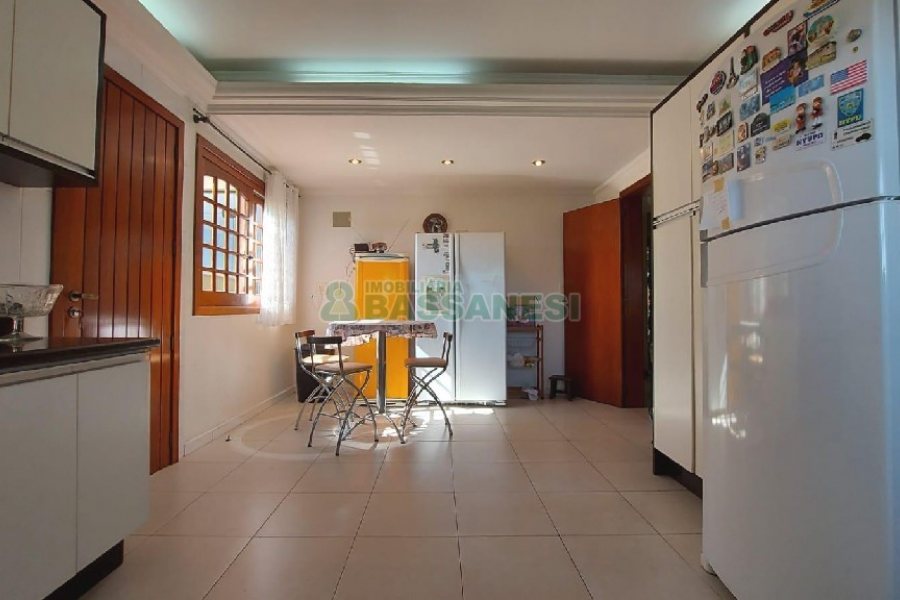 Casa Mobiliada com 318m², 4 dormitórios, 2 vagas, no bairro Sagrada Família em Caxias do Sul para Alugar