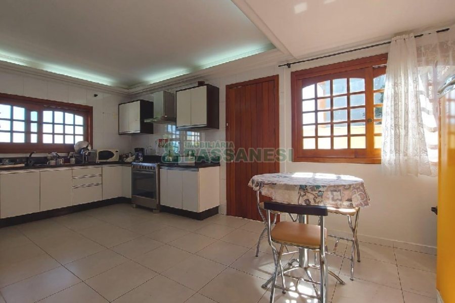 Casa Mobiliada com 318m², 4 dormitórios, 2 vagas, no bairro Sagrada Família em Caxias do Sul para Alugar