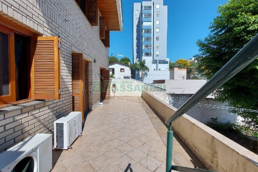 Casa Mobiliada com 318m², 4 dormitórios, 2 vagas, no bairro Sagrada Família em Caxias do Sul para Alugar