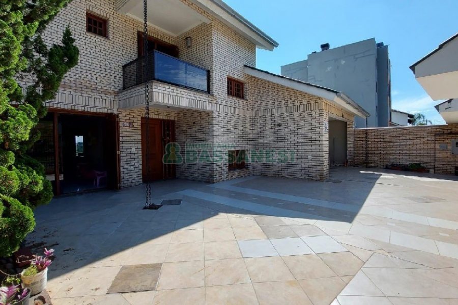 Casa Mobiliada com 318m², 4 dormitórios, 2 vagas, no bairro Sagrada Família em Caxias do Sul para Alugar