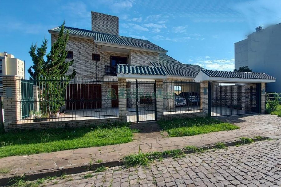 Casa Mobiliada com 318m², 4 dormitórios, 2 vagas, no bairro Sagrada Família em Caxias do Sul para Alugar